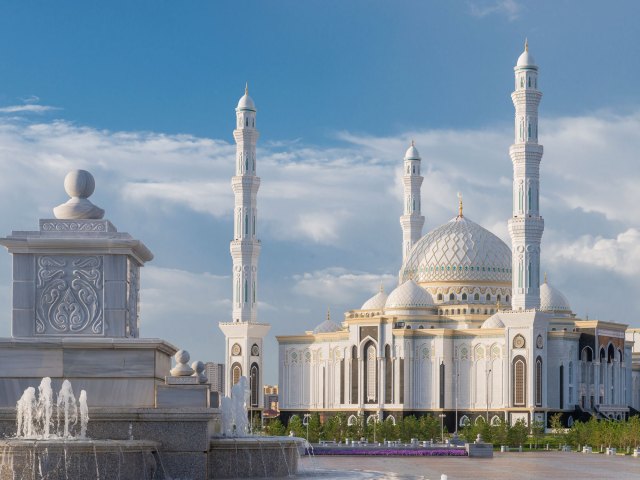 A picture of a large beautiful white mosque
