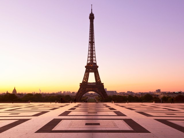 A picture of the Eiffel Tower at sunset