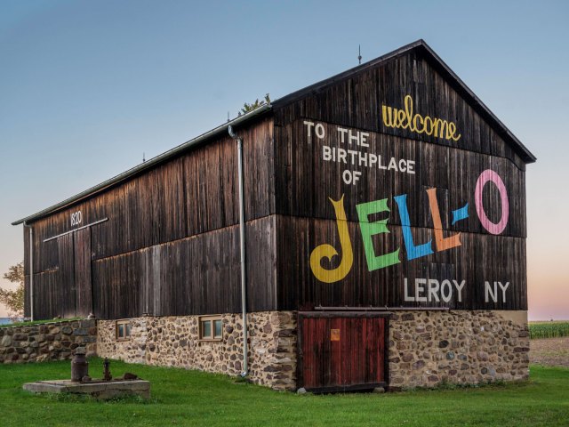 Building in Le Roy, New York, with colorful sign that says, "Welcome to the Birthplace of Jello-O"