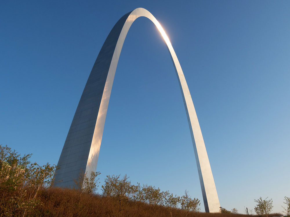 A picture of towering Gateway Arch on a sunny day