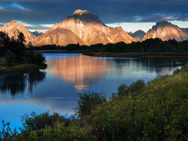 Mountains and lake in Wyoming