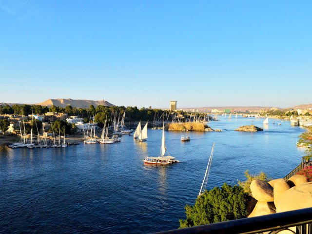A picture of sailboats with white sails on the Nile River