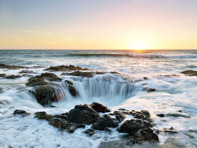 Pacific Ocean flowing into Thor's Well sinkhole off the coast of Oregon