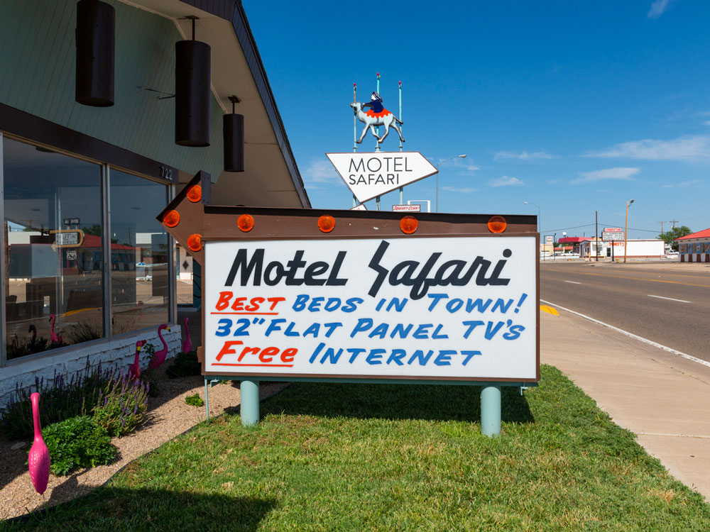 Sign for Motel Safari off Route 66 in New Mexico
