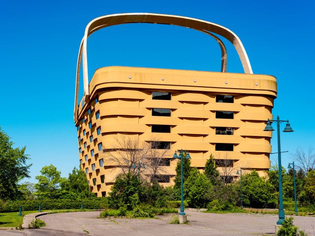 Exterior of building shaped like a giant picnic basket in Newark, Ohio