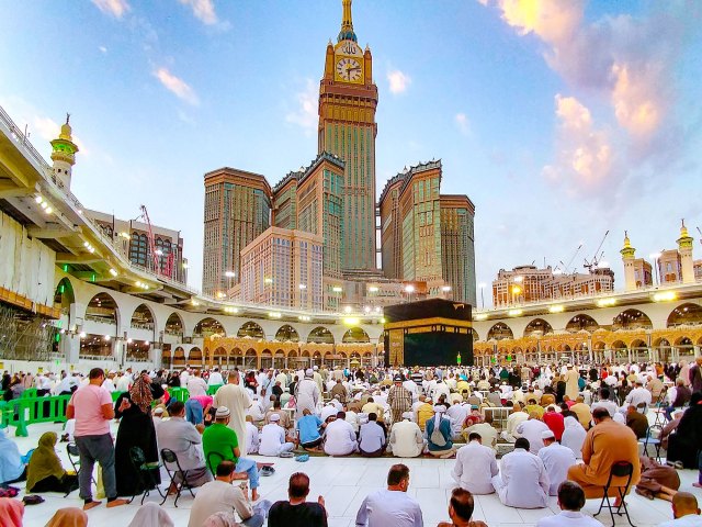 Islamic worshippers outside the Great Mosque of Mecca, Saudi Arabia 