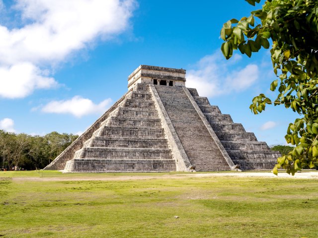 Temple pyramid of Chichén Itza in Mexico