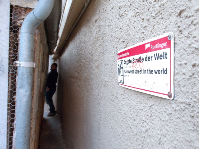 Sign indicating the narrowest street in the world in Reutlingen, Germany