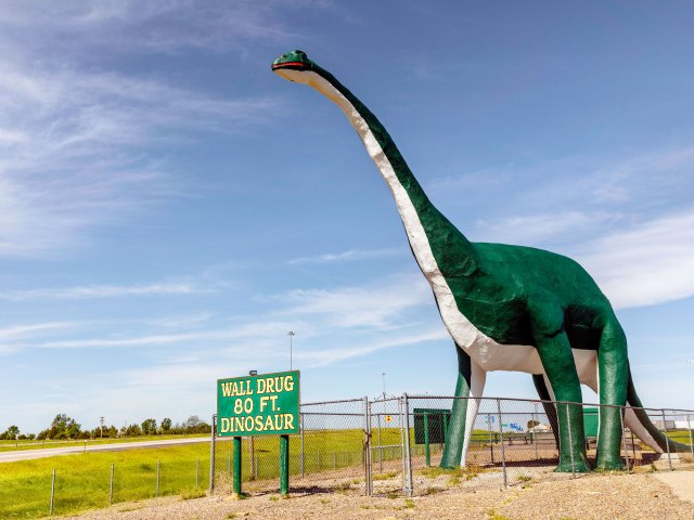Giant dinosaur roadside attraction off Interstate 90