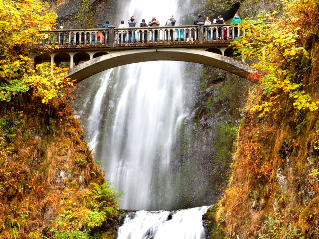 People on bridge over Multnomah Falls in Oregon