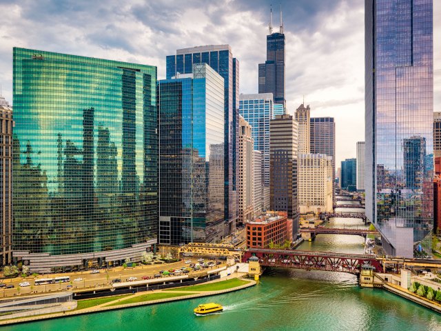 Chicago River and downtown Chicago skyscrapers