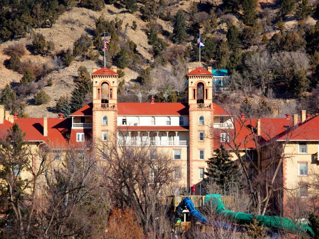 Hotel Colorado surrounded by mountains in Glenwood Springs, Colorado
