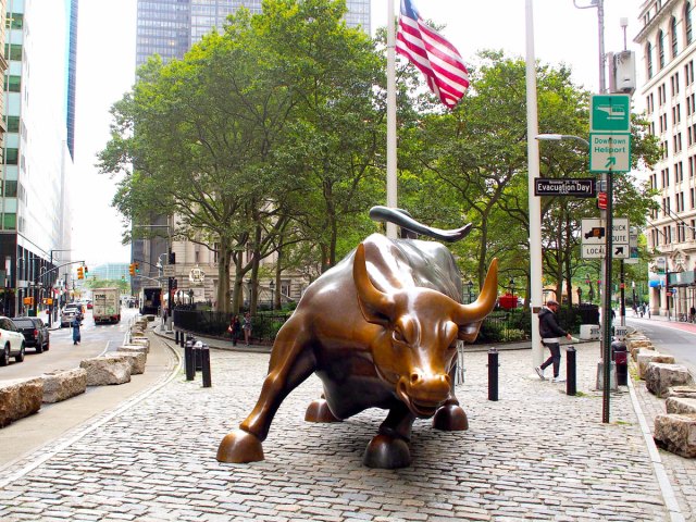 Image of the Charging Bull statue at Bowling Green in New York City