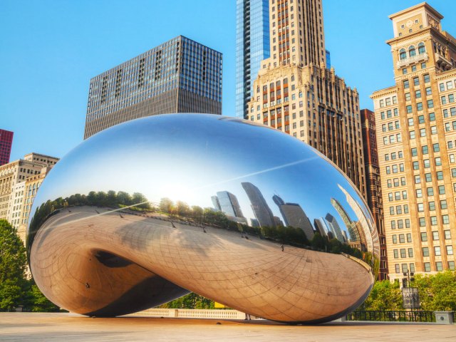 Reflective bean-shaped Cloud Gate sculpture in downtown Chicago