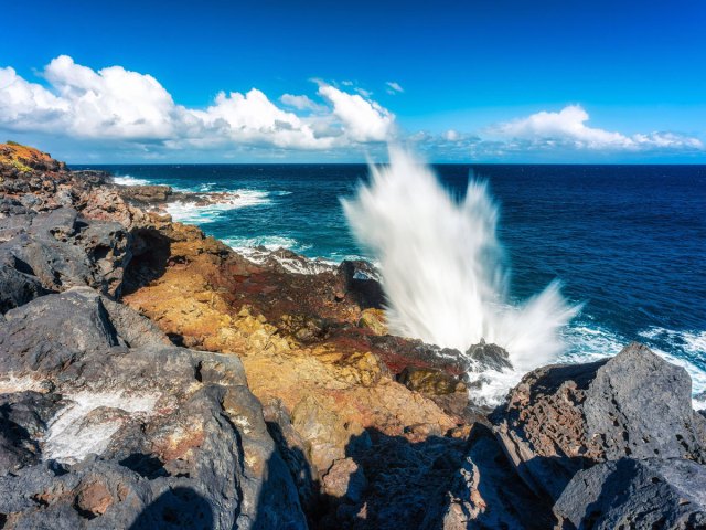 Waves crashing off the coast of Réunion Island 