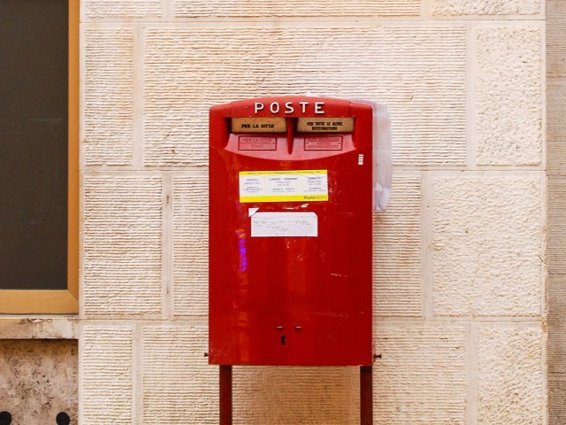 Image of Juliet's Mailbox painted red in Verona, Italy
