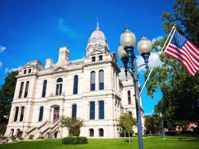 Exterior of courthouse in Warsaw, Indiana