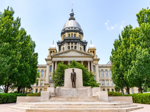 Abraham Lincoln statue in front of Illinois State Capitol in Springfield