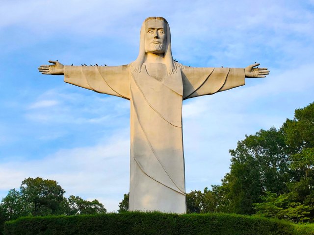 Image of the Christ of the Ozarks statue in Arkansas