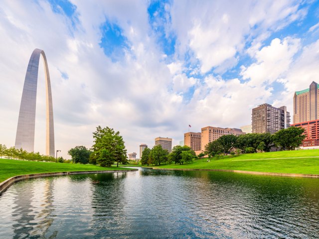 Gateway Arch next to pool and buildings in St. Louis, Missouri