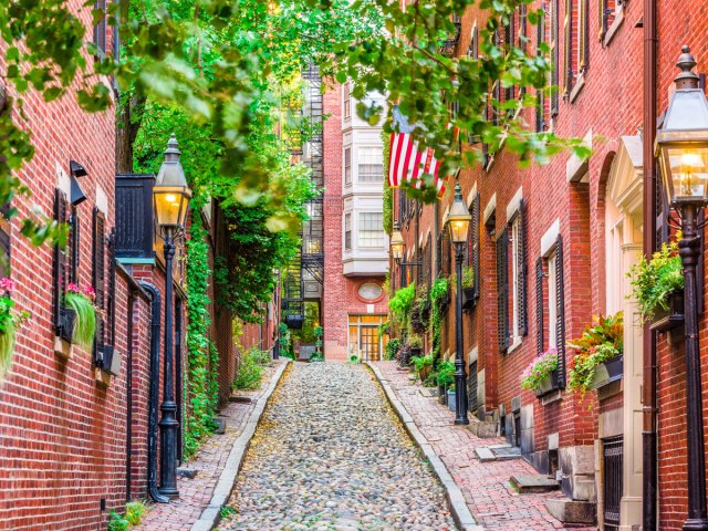 Cobblestone lane of Acorn Street in Boston, Massachusetts