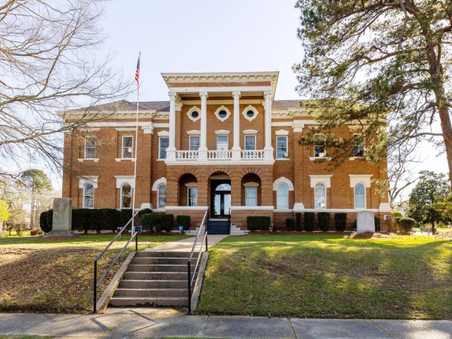 Brick courthouse in Mississippi