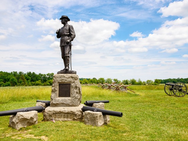 Statue of soldier and cannons at Gettysburg National Military Park in Pennsylvania