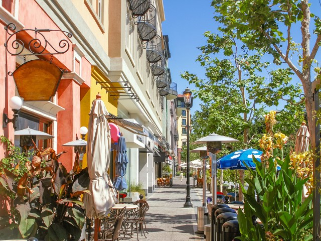 Shops and restaurants with outdoor patios in downtown San Jose, California