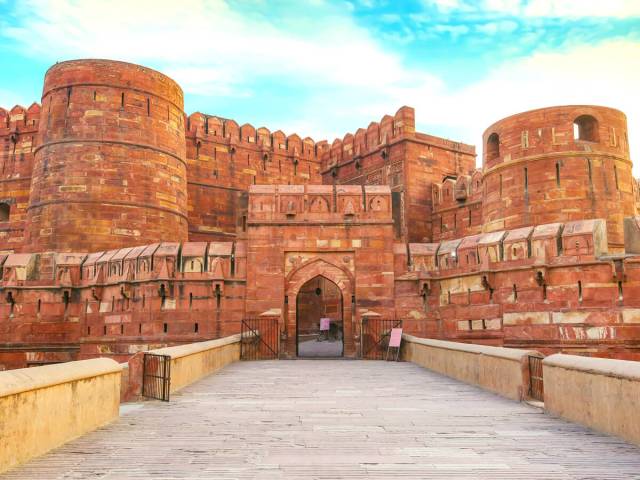 Image of the medieval Agra Fort in Agra, India