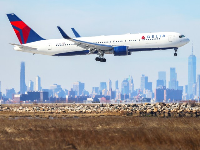 Delta Air Lines Boeing 767 landing in New York City