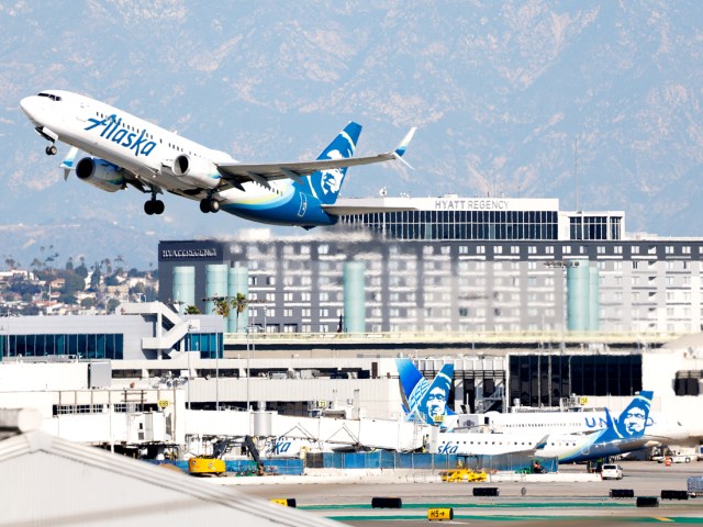 Alaska Airlines Boeing 737 taking off from Los Angeles International Airport