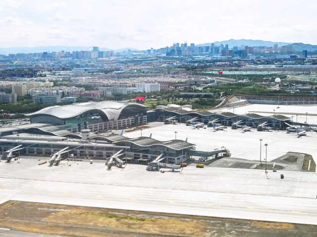 6 of the World’s Busiest Airports With Just a Single Runway — Daily ...