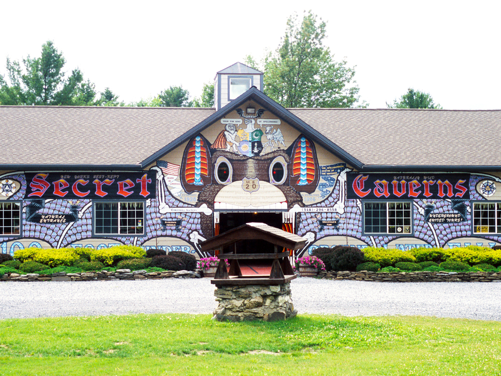 Visitors' center for Secret Caverns in upstate New York, covered in murals