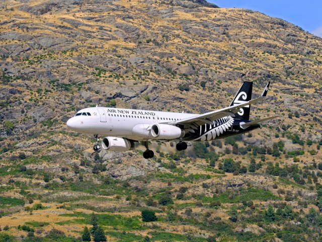 Air New Zealand Airbus A320 on approach to runway