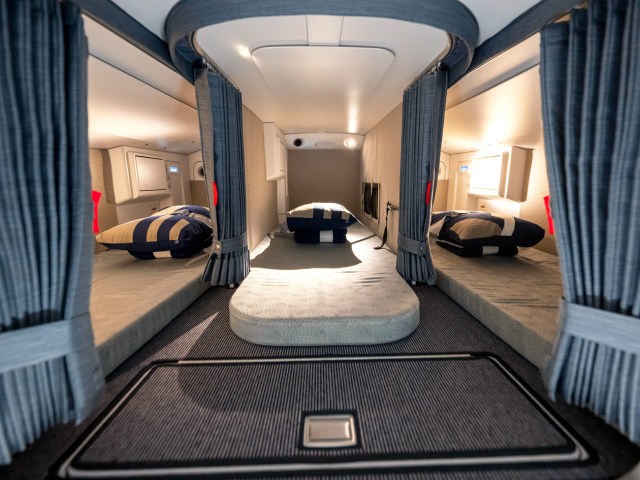 Crew rest bunks in aircraft