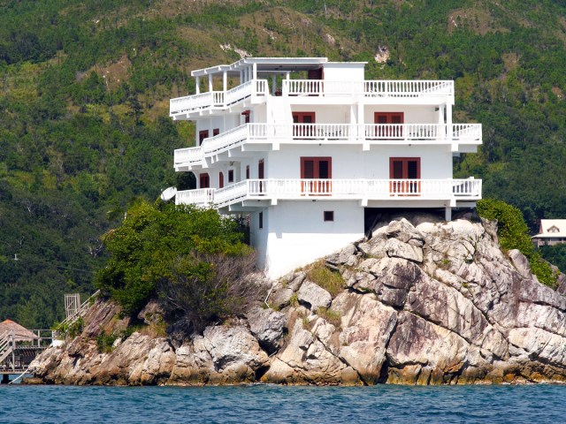 Villa on Dunbar Rock in Honduras, seen from the water