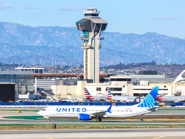 United Airlines Boeing 737-9 MAX taxiing at Los Angeles International Airport