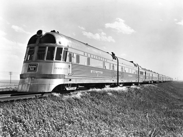 Historical image of the Burlington Zephyr train rolling down tracks