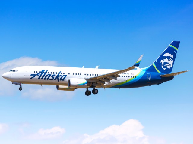 Alaska Airlines Boeing 737-800 on final approach