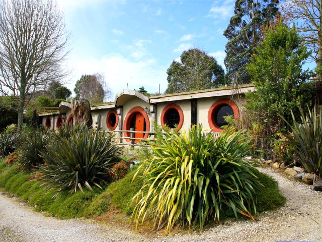 Gardens and accommodations at Woodlyn Park Motel in New Zealand
