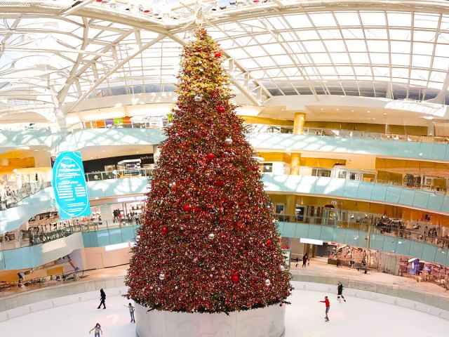 People ice skating around the Galleria Dallas Christmas Tree
