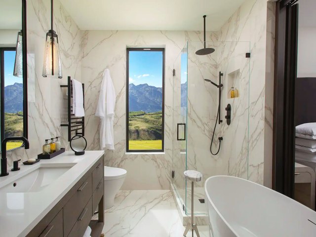 Bathroom with mountain views at Hotel Yellowstone