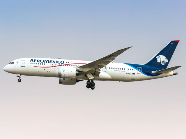 Aeromexico Boeing 787 on approach
