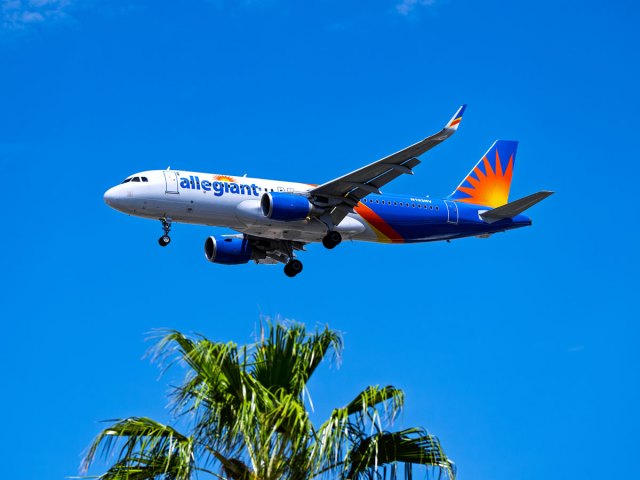 Allegiant Air Airbus A320 on approach
