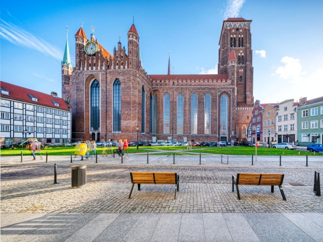 Pair of benches overlooking St. Mary's Basilica in Gdańsk