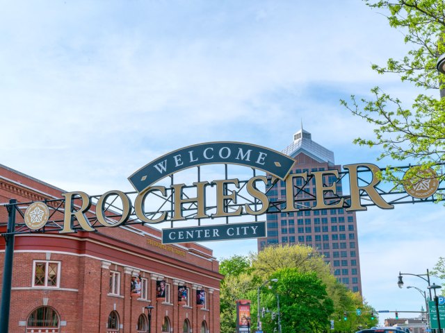 Welcome to Rochester sign