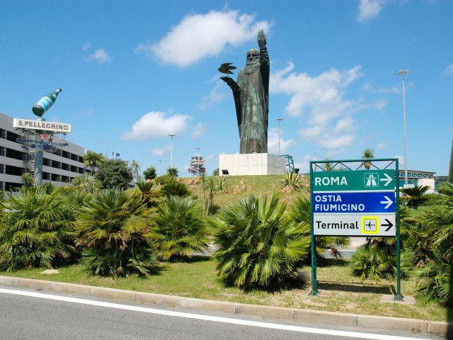 Statue of Leonardo Da Vinci at Rome Fiumicino Airport