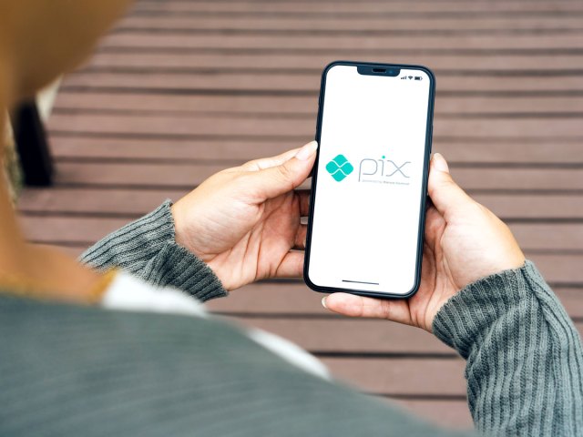 Person using Pix app on smartphone